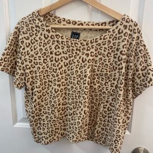 Gap Cropped Cheetah Print Terry T Shirt 🐆